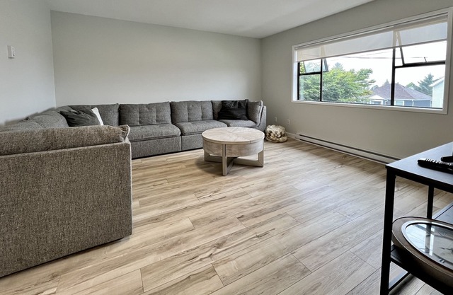 Spacious 3 bedroom/2 baths s/s duplex, newly renovated, new furniture! 🏠🛌🛀☕️