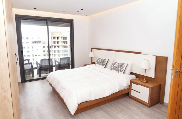 Spacious 3-bedroom/2-bathroom w/Large Terrace, 5-min to the Beach & Train