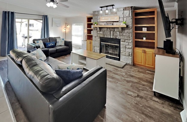Spacious 3 Bedroom 2 Bath Home - Island Club Development - Sleeps 12 - IC109