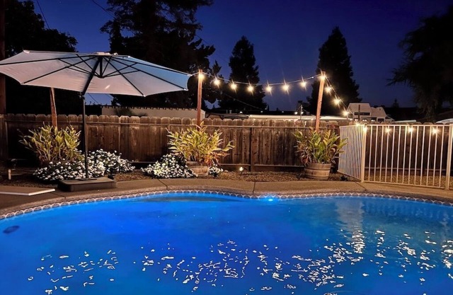 Spacious 3 bedroom, 3 bathroom house in Reedley with AC, WiFi and a gated pool!