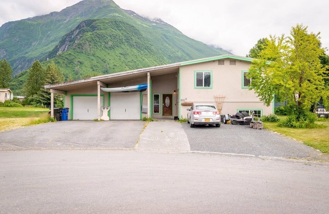 Spacious 3-bedroom apartment in the heart of Valdez with WiFi