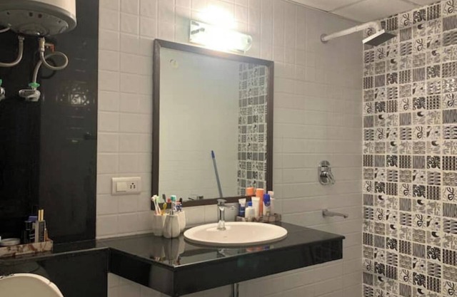 Spacious 3-bedroom corporate apartment in pleasant Kais with WiFi