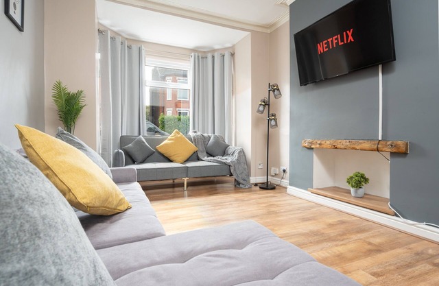 Spacious 3-Bed House | Pool Table | Free Parking!