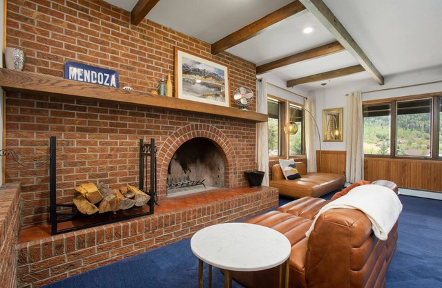 Spacious 3000 sq ft home, stunning views, close to slopes!
