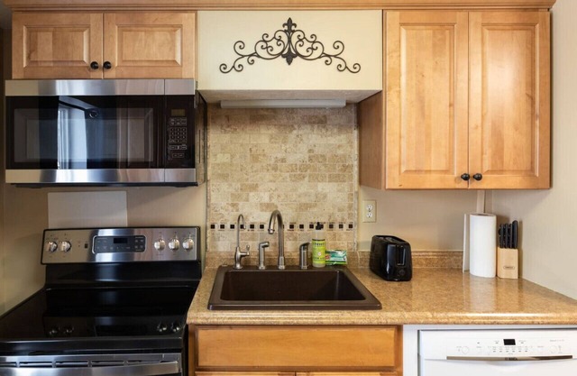 Spacious 3BR Basement Apt | Airport, Work, Ski