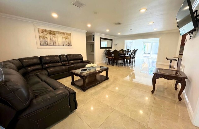 Spacious 4/4 Home Central To All Attractions