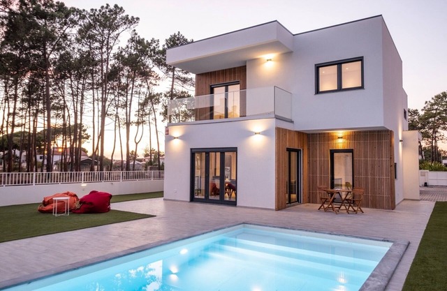 Spacious 4-bedroom villa with pool near beach in amazing Lagoa de Albufeira