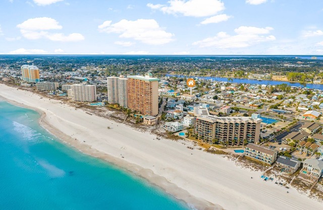 Spacious 4-bedroom Retreat Prime Location Walk to Beach Sleeps 14 - Unit A