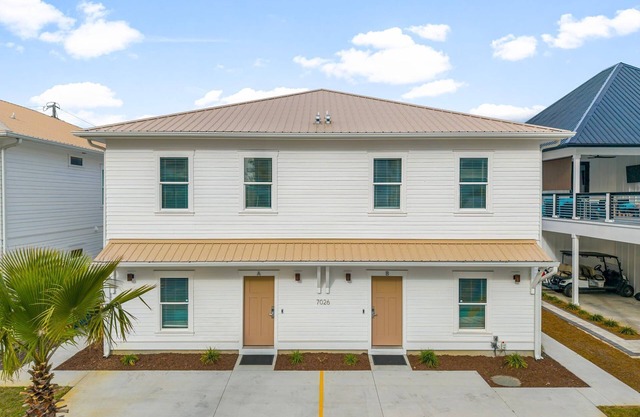 Spacious 4-bedroom Retreat Prime Location Walk to Beach Sleeps 14 - Unit B