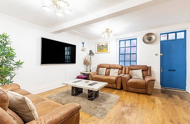 Spacious 4-Bed House near Liverpool St