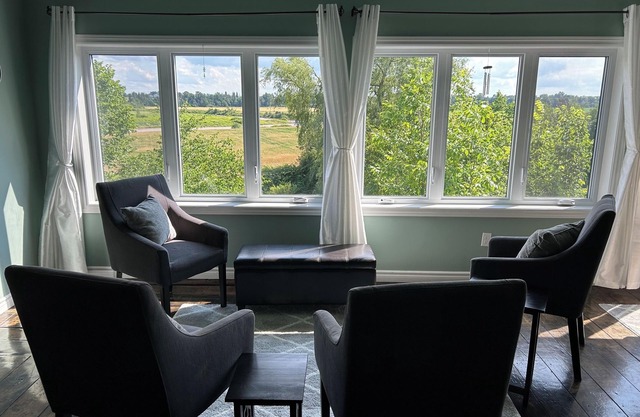 Spacious 4 bed, pet friendly and cozy accommodation downtown Canning.