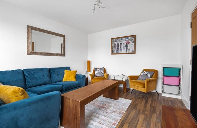 Spacious 4-bedroom retreat with easy tube access and parking