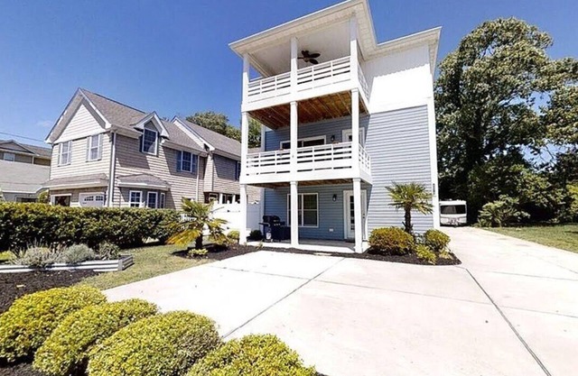 Spacious 4-bedroom townhome in tranquil Virginia Beach with AC