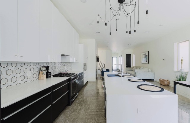 Spacious 4-bedroom house near PAYCOM Oklahoma City with balcony views of OKC