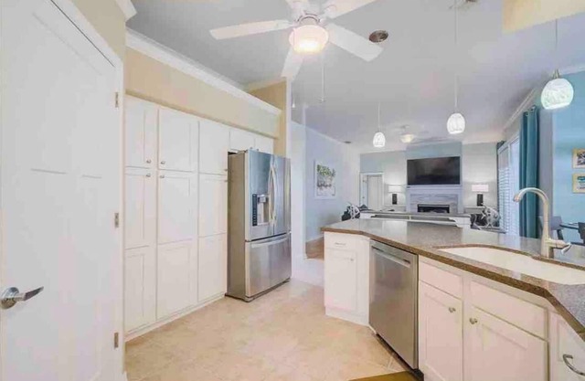 Spacious 4-bedroom/3-bath house in gorgeous Sarasota. 4 miles to Siesta Key