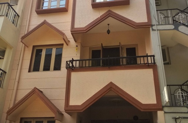 Spacious 4-bedroom Backpackers Hostel in enchanting Bengaluru with WiFi.