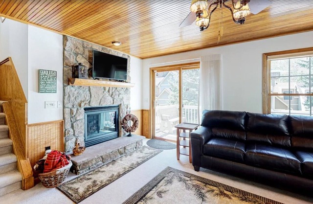 Spacious 4 Bedroom Home w/River Access, Close to RMNP!