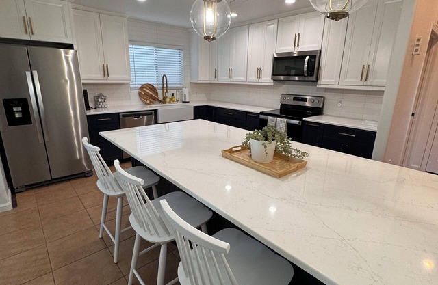 Spacious 4-bedroom home with pool, Walk to beautiful Freestone Park.