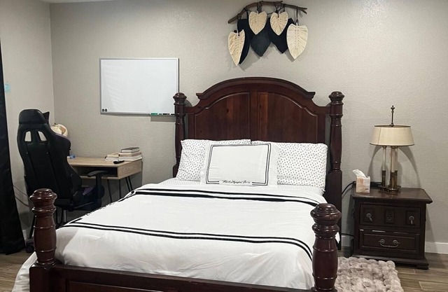 Spacious 4-bedroom house in marvelous Houston with AC, WiFi