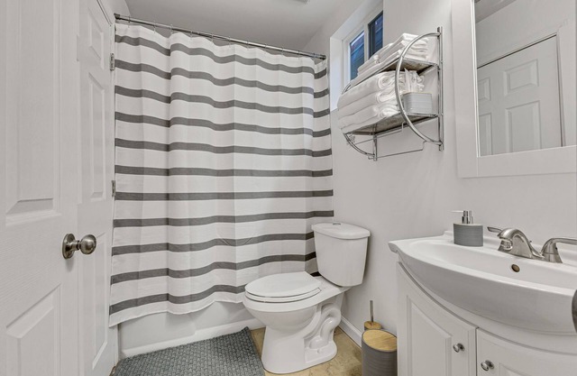 Spacious 4-bedroom house with WiFi, AC in brilliant Indianapolis