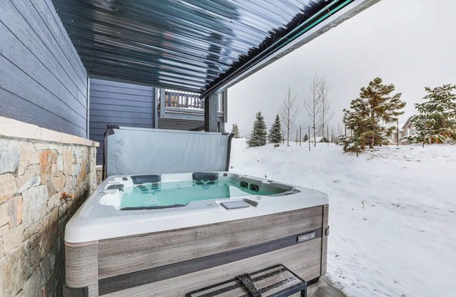 Spacious 4-bedroom townhome w/hot tub & 7 miles to skiing!