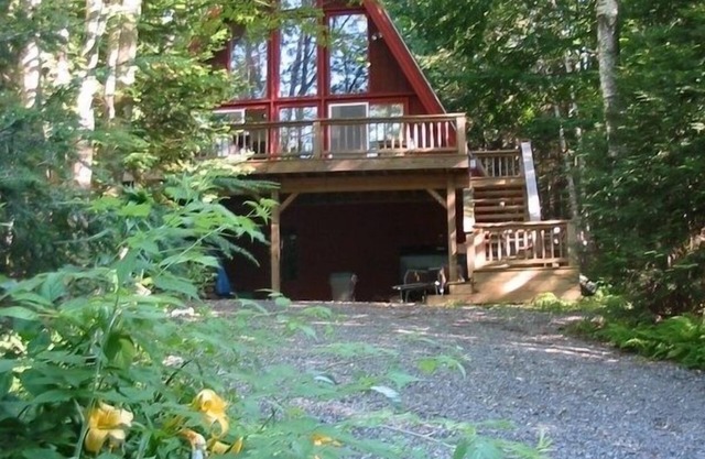 Spacious 4-BR A-Frame, loft office. Walk to Lake Raponda. Ski Mount Snow!