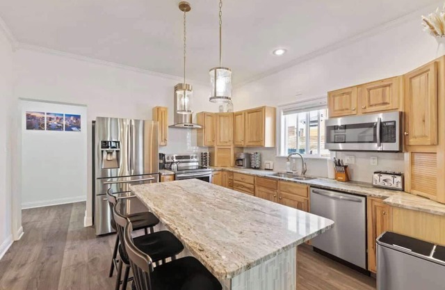 Spacious 4BR/3BA Sleeps 13 Hot Tub, Game Room & Walk to Stadiums