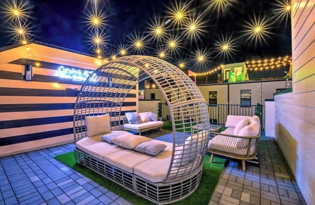 Spacious 4BR Home! Skyline Views&Rooftop–12 Beds!