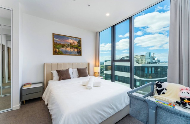 Spacious 4BR Penthouse in BoxHill Free Parking X2