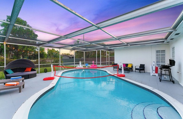 Spacious 5 BD Home w/Pool, Near Beaches & Hard Rock