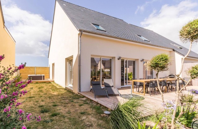 Spacious 5-Bed, 11-Person Home with Spa, Billiards, and Garden, 350m from Portbail Beach