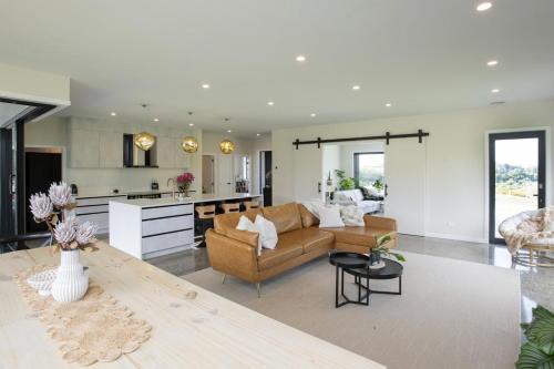 Spacious 5 Bed Home 2 Mins to Beach