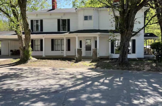 Spacious 5-bedroom pet friendly house with WiFi, AC in charming Oliver Springs