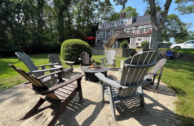 Spacious 5-bedroom, 3-bath mid-Cape home, large backyard, AC, 2 miles to beaches