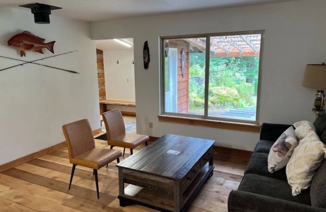 Spacious 5-bedroom cabin in marvelous Thorne Bay with WiFi