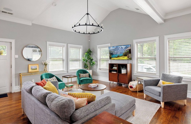 Spacious 5-bedroom house in the heart of Charlotte.close to everything!