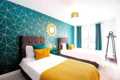 Spacious 5 Bedroom Home Hosted By MCR Dens