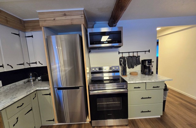 Spacious 5-bedroom house in Smithers. 5 mins from downtown. lots of parking