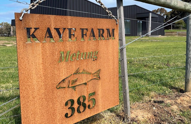 Spacious 5 bedroom house with spa in Metung. Perfect for two families.