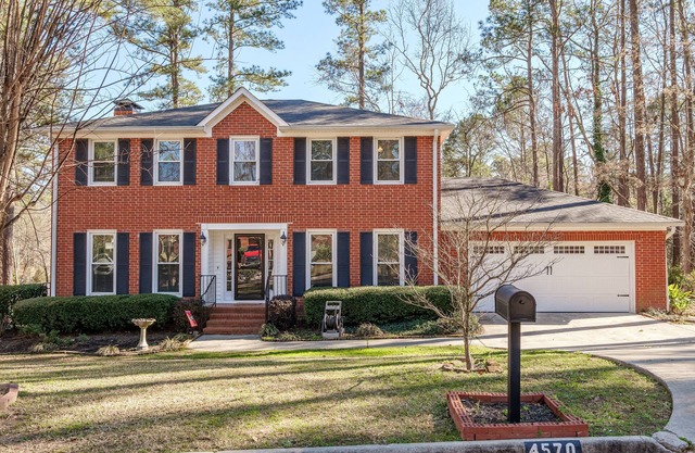 Spacious 5-bedroom house in fabulous Evans with AC, community pool, fitness area