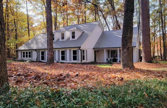 Spacious 5 Bedroom, Pure Inviting Luxury Getaway with Separated Family Spaces