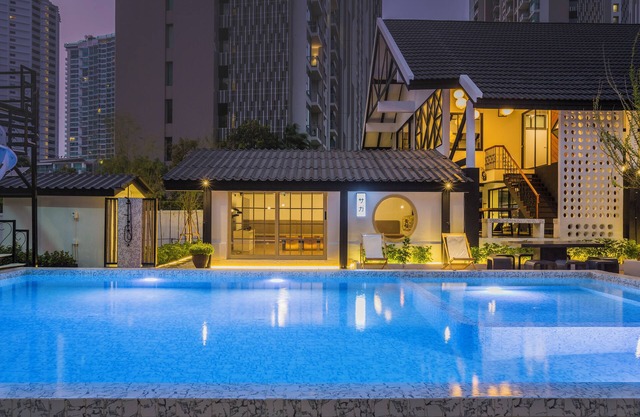 Spacious 5-bedroom villa 200 meters to the beach