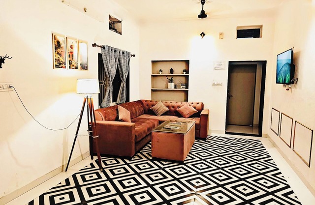 Spacious 5-bedroom villa with AC and WiFi and free Parking in enchanting Jaipur.