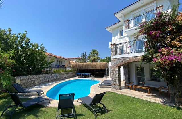 Spacious 5 Bedrooms Private Heated Outdoor Pool, Pool Table, Table Tennis, BBQ