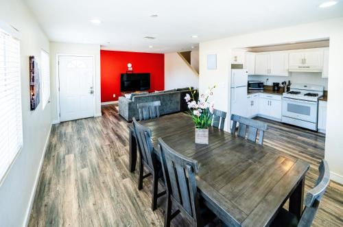 Spacious 5BR 3BA Home with Free Parking and WiFi 10 Minutes to Downtown LA Perfect for Large Groups