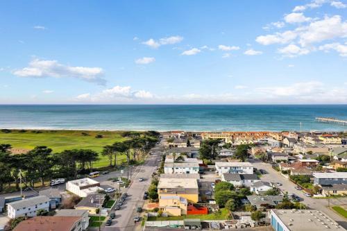 Spacious 5BR Coastal Retreat - 8 Beds Beach & Golf