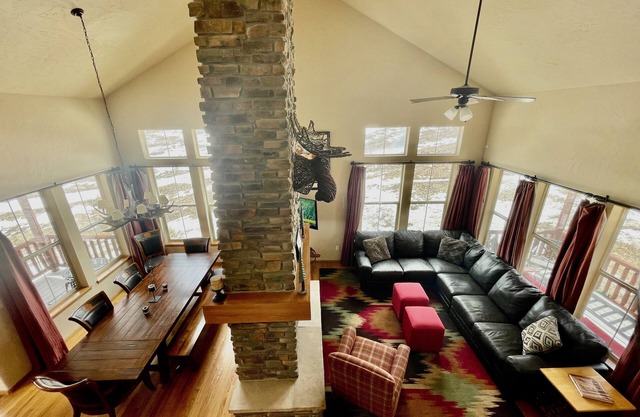 Spacious 5br on the Mountain Ski Trail Access Hot Tub & Deck