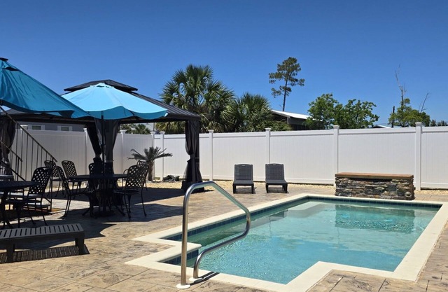 Spacious 5BR Single Family Beach House Perfect for a Large Group ~ Salty Breeze