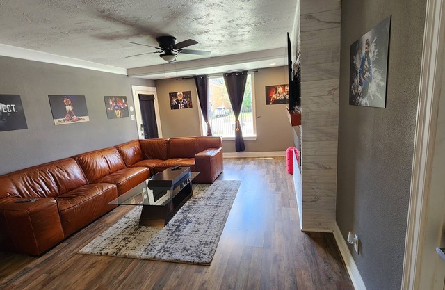 Spacious 6-bedroom house in brilliant Houston with WiFi, AC