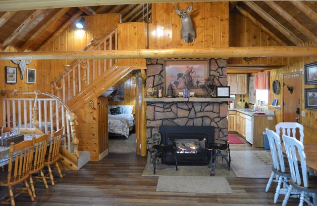 Spacious 6-bedroom cabin in serene Island Park with WiFi, AC, Sleeps 16